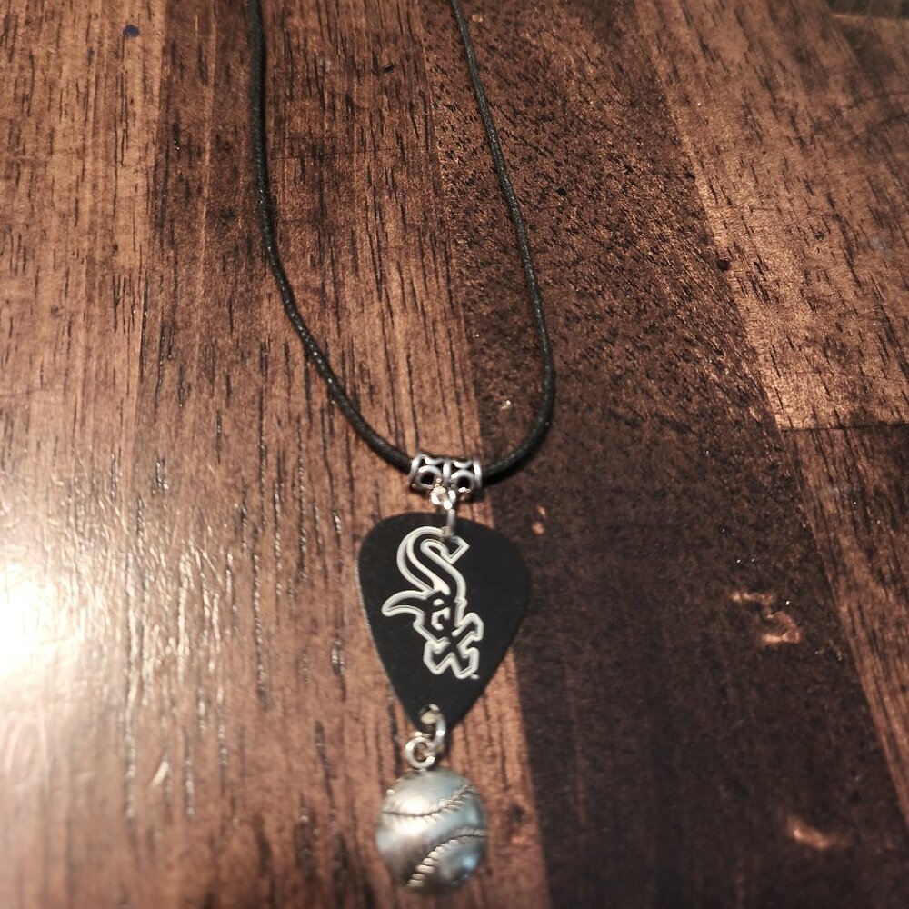 CHICAGO WHITE SOXS GUITAR PICK NECKLACE
